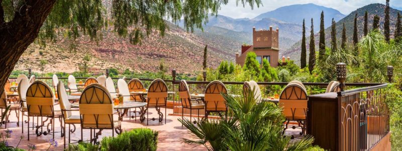 13-kasbah-tamadot-outdoor-dining