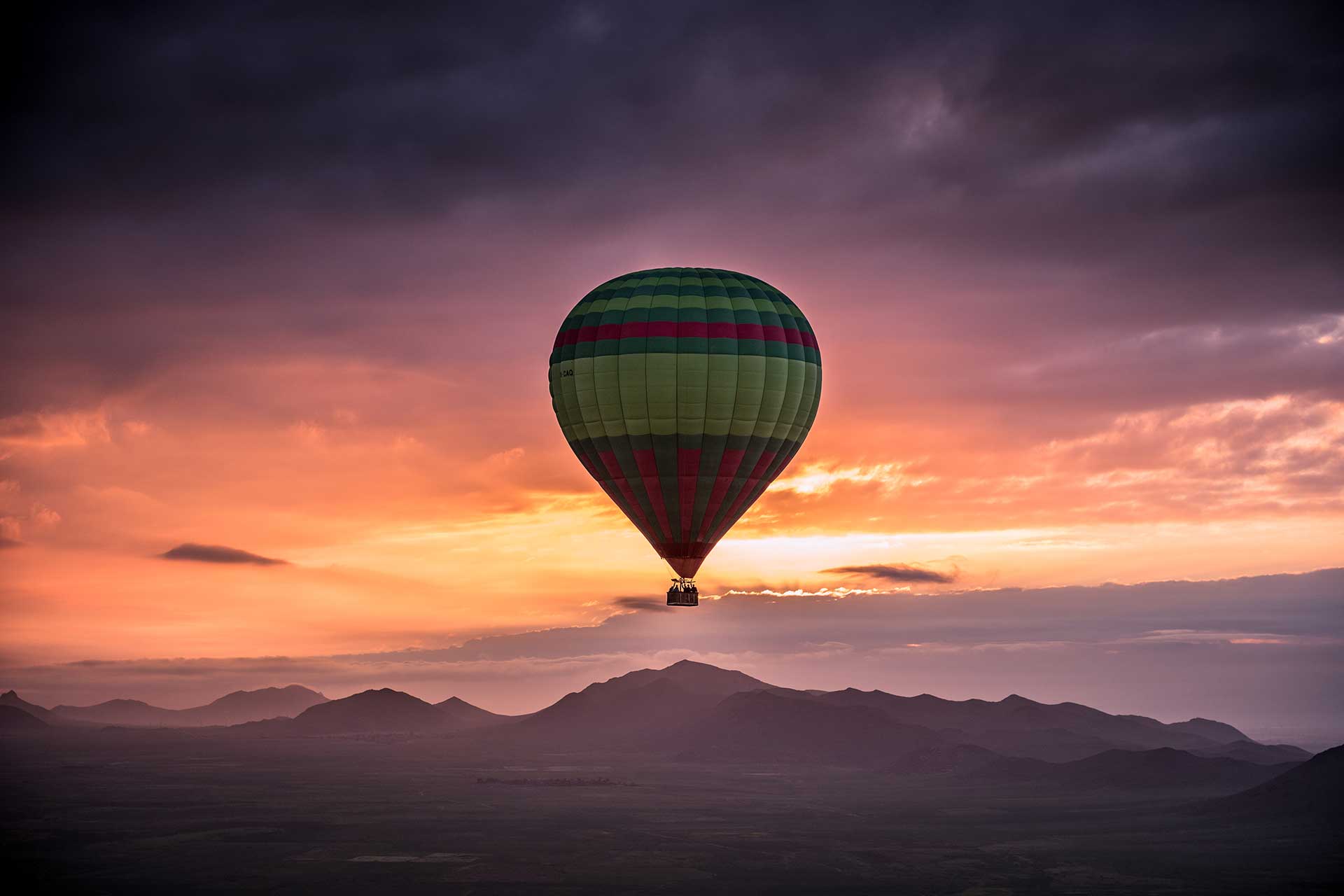 Experience hot air balloon ride through golden skies over Morocco, on one of a lifetime Moroccan luxury safari.