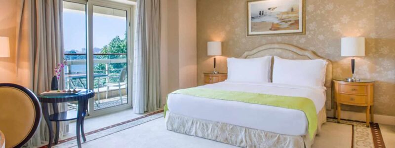 kempinski-nile-hotel_-nile-deluxe-room-bedroom