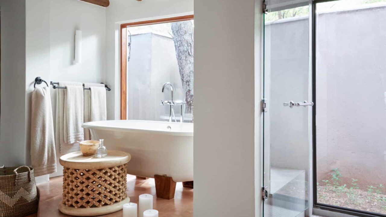 Bathroom with a bathtub in the Chobe Chilwero Botswana Okavango Lodge